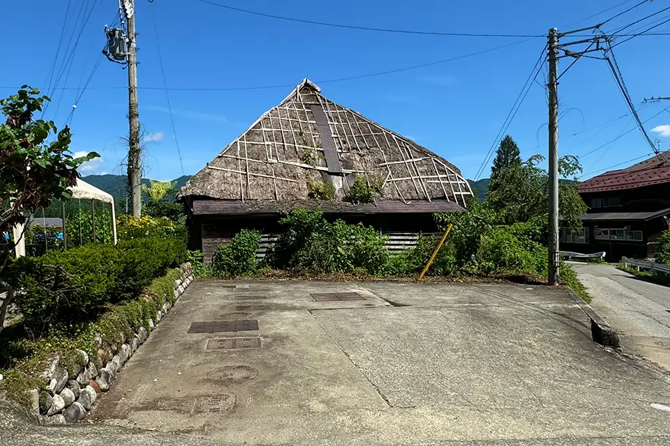 Hakuba 01の廃屋の側面（西側）の写真